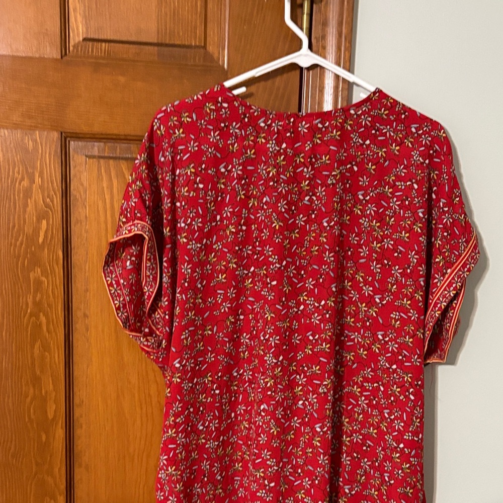 Floral Red Women's Top by Max Studio size not marked but looks L/XL nice top - Picture 6 of 7